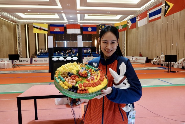 Nữ kiếm thủ xinh đẹp Việt Nam bất ngờ được chủ nhà Campuchia tổ chức sinh nhật - Ảnh 1.