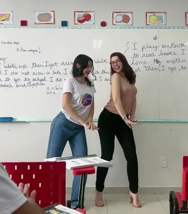 Nữ giáo viên trẻ bị sa thải vì quay video nhảy TikTok gợi cảm trong lớp học - Ảnh 1.