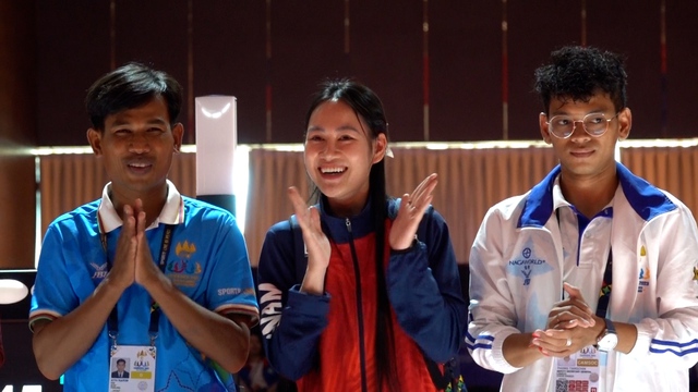 Nữ kiếm thủ xinh đẹp Việt Nam bất ngờ được chủ nhà Campuchia tổ chức sinh nhật - Ảnh 2.