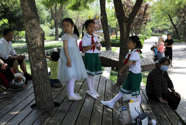 Trung Quốc nỗ lực tạo ra môi trường 'thân thiện' để tăng tỷ lệ sinh - Ảnh 1.
