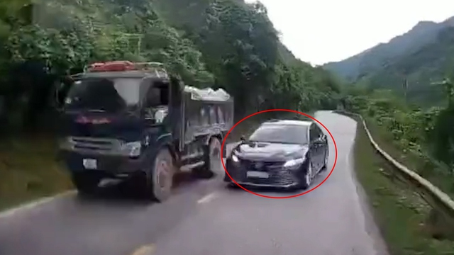 Toyota Camry vượt ẩu va chạm với xe khách phóng 70 km/giờ trên đèo: Xe nào sai? - Ảnh 2.