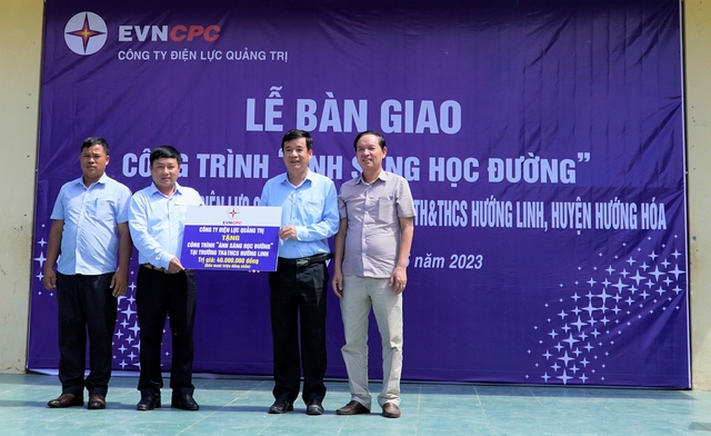 Công ty Điện lực Quảng Trị tặng 'Ánh sáng học đường' cho điểm trường miền núi - Ảnh 1.
