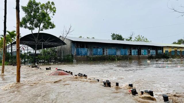 Cà Mau: Ban hành 3 kịch bản ứng phó mưa lớn, lốc, sét, ngập lụt, nước dâng   - Ảnh 1.