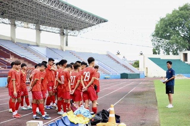 HLV Hoàng Anh Tuấn: 'Cầu thủ U.17 xem U.22 Việt Nam đá SEA Games để học hỏi' - Ảnh 2.
