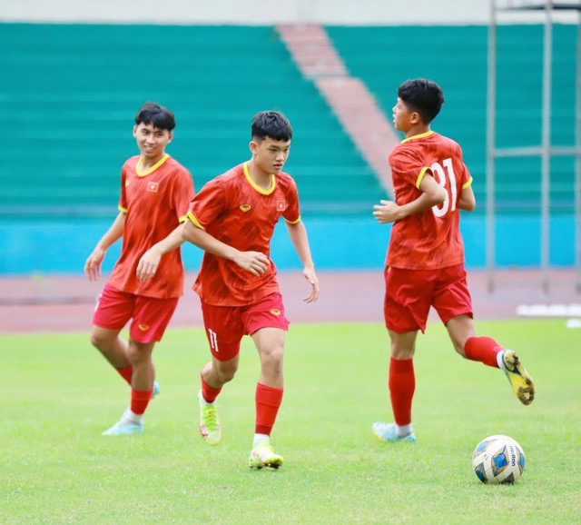 HLV Hoàng Anh Tuấn: 'Cầu thủ U.17 xem U.22 Việt Nam đá SEA Games để học hỏi' - Ảnh 1.