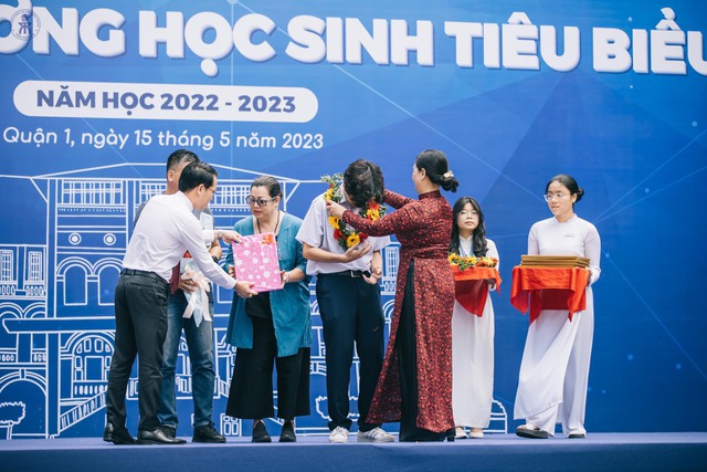 Tôn vinh phụ huynh trong lễ tổng kết năm học, tại sao không? - Ảnh 2.