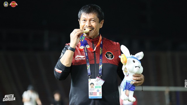 HLV U.22 Indonesia nói về những khoảnh khắc 'điên rồ' ở chung kết SEA Games 32 - Ảnh 1.