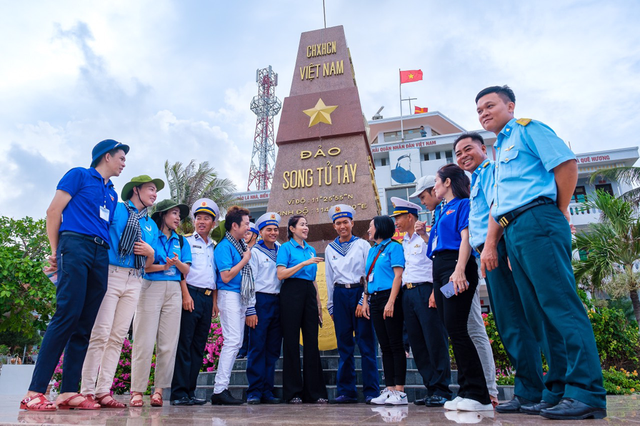 Hành trình 'Tuổi trẻ vì biển đảo quê hương': Mang ra tình cảm, mang về niềm tin - Ảnh 2.