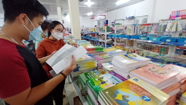 Sửa sách giáo khoa sau sáp nhập tỉnh ra sao?- Ảnh 1. Sửa sách giáo khoa sau sáp nhập tỉnh ra sao?- Ảnh 1.