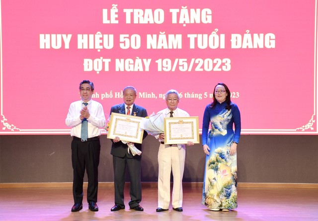Đảng ủy Khối ĐH, CĐ TP.HCM trao Huy hiệu Đảng cho 7 đảng viên - Ảnh 1.