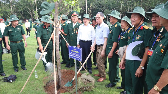 Bình Phước: Phát động trồng cây 'đời đời nhớ ơn Bác Hồ' - Ảnh 4.