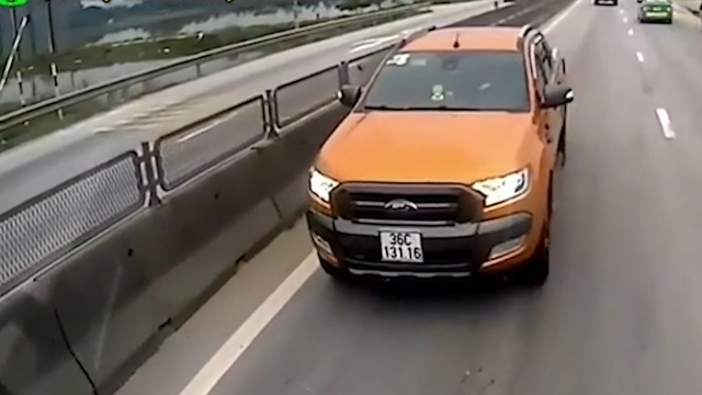 Phẫn nộ tài xế ô tô bán tải ‘liều chết’, chạy ngược chiều trên quốc lộ - Ảnh 2.