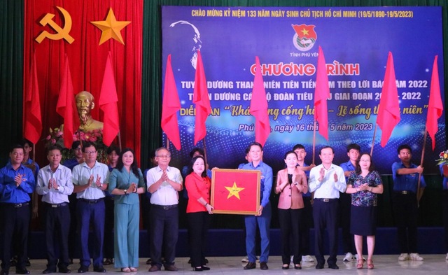 Bà Cao Thị Hoà An, Phó bí thư Thường trực Tỉnh uỷ, Chủ tịch HĐND tỉnh Phú Yên, trao cờ kỷ niệm cho Tỉnh đoàn Phú Yên