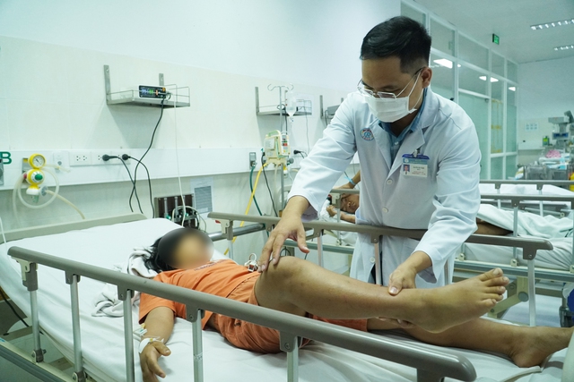 3 đứa trẻ nhập viện nghi ngộ độc botulinum sau ăn chả lụa bàn dạo - Ảnh 1.