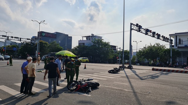 Hai xe máy tông nhau tại giao lộ, một du khách nước ngoài chết tại chỗ - Ảnh 1.
