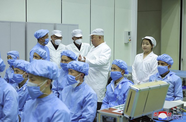 Ông Kim Jong-un cùng con gái thị sát cơ sở phát triển vệ tinh do thám - Ảnh 2.