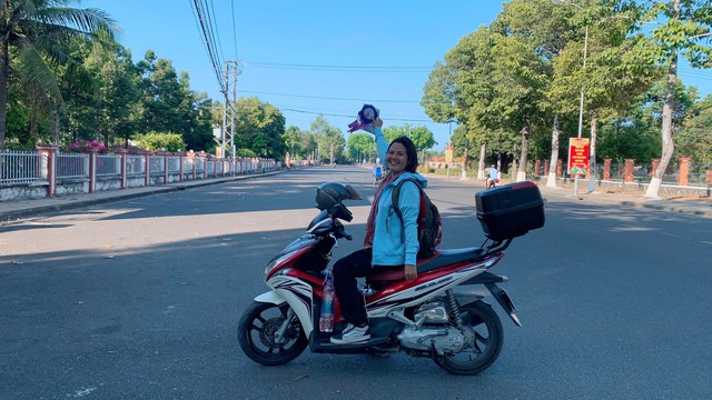 Người phụ nữ đi xe máy xuyên Việt 'mang sách đi chơi' - Ảnh 3.