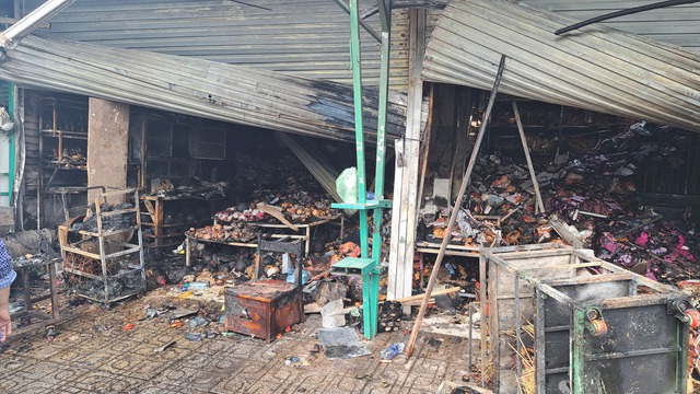 Phú Quốc: Hỏa hoạn giữa khuya, ki tốt bán hàng mã chợ Dương Đông bị thiêu rụi - Ảnh 1.
