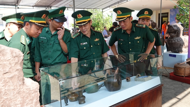 Các chiến sĩ Bộ đội Biên phòng Bình Định tham quan khu trưng bày các hiện vật cổ