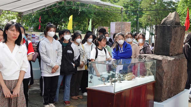 Nhiều sinh viên Trường ĐH Quy Nhơn tham quan triển lãm tại Bảo tàng tỉnh Bình Định