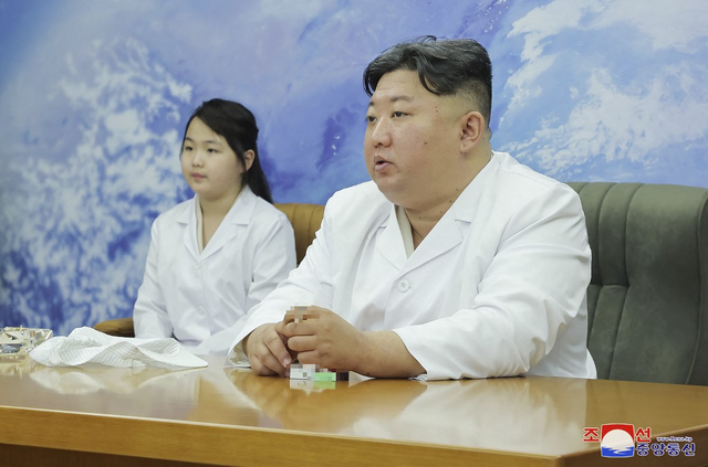 Ông Kim Jong-un cùng con gái thị sát cơ sở phát triển vệ tinh do thám - Ảnh 1.