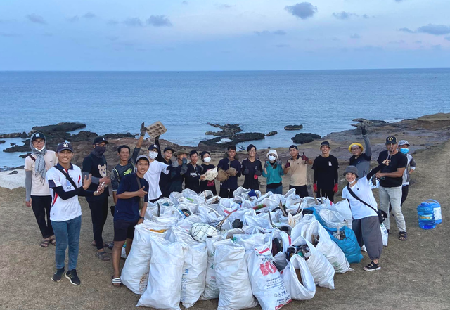 Nhóm bạn trẻ nhặt rác quanh đảo Phú Quý - Ảnh 1.