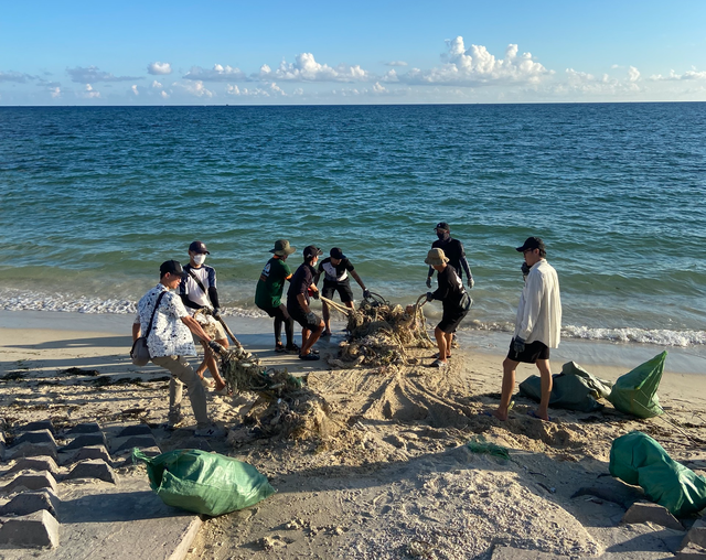 Nhóm bạn trẻ nhặt rác quanh đảo Phú Quý - Ảnh 4.