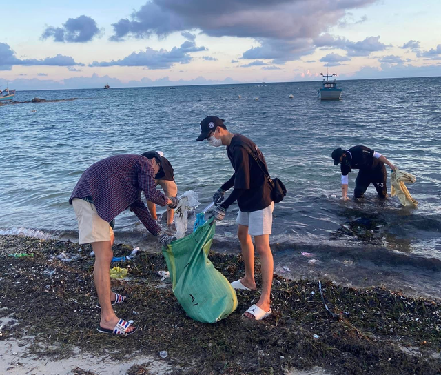 Nhóm bạn trẻ nhặt rác quanh đảo Phú Quý - Ảnh 3.
