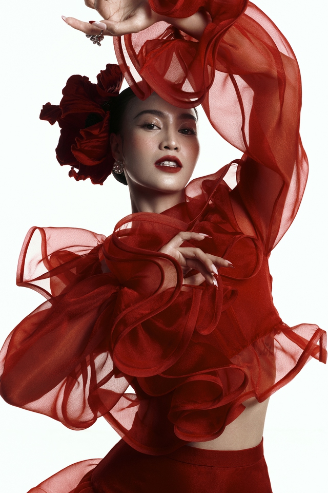 Lan Ngọc khoe khéo eo thon, vai trần trong loạt trang phục màu đỏ gợi cảm - Ảnh 1.