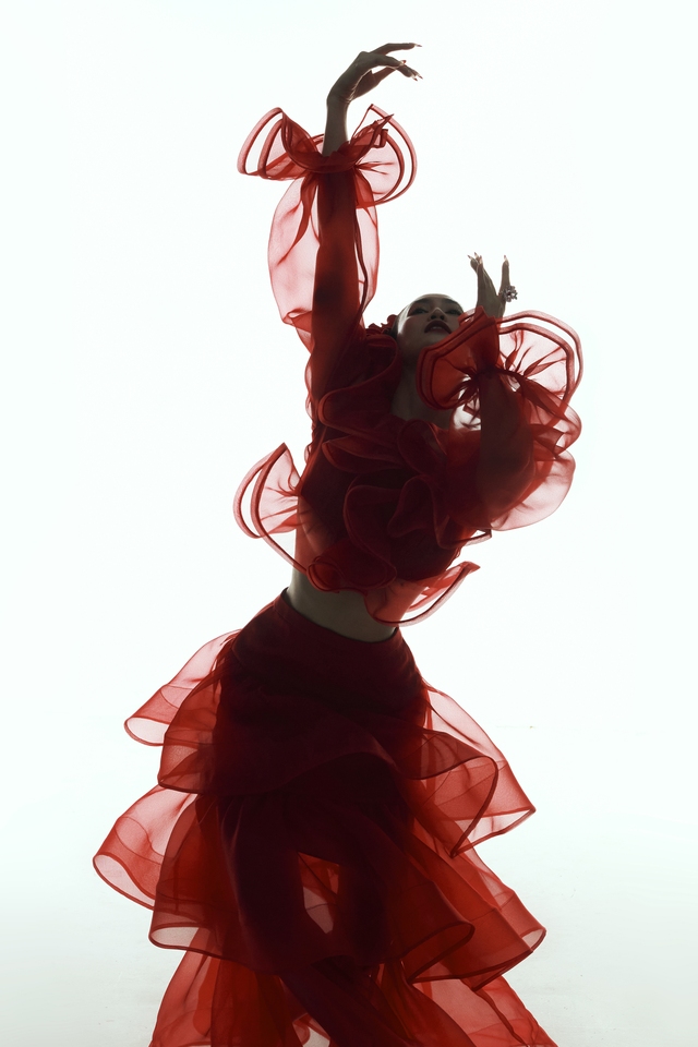 Lan Ngọc khoe khéo eo thon, vai trần trong loạt trang phục màu đỏ gợi cảm - Ảnh 2.