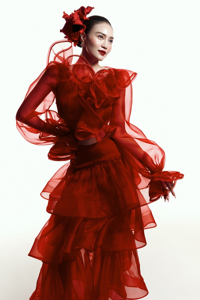 Lan Ngọc khoe khéo eo thon, vai trần trong loạt trang phục màu đỏ gợi cảm - Ảnh 3.