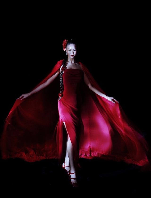 Lan Ngọc khoe khéo eo thon, vai trần trong loạt trang phục màu đỏ gợi cảm - Ảnh 5.