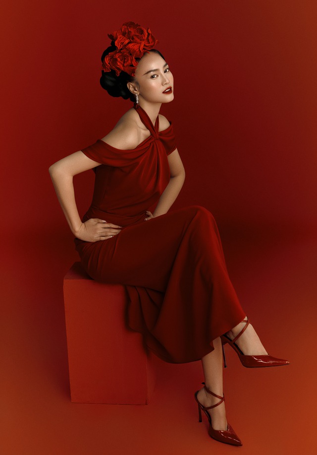 Lan Ngọc khoe khéo eo thon, vai trần trong loạt trang phục màu đỏ gợi cảm - Ảnh 6.