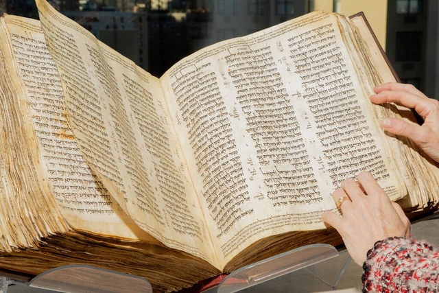 Bộ Kinh Thánh tiếng Do Thái gần hoàn chỉnh cổ nhất thế giới có giá bao nhiêu? - Ảnh 1.