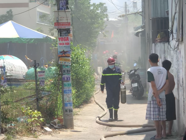 TP.HCM: Cháy nhà giữa trưa, người dân ôm đồ tháo chạy - Ảnh 1.