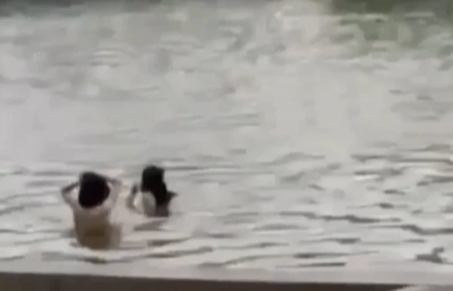 Xem xét xử phạt 2 thanh niên 'tắm tiên' ở hồ Hoàn Kiếm để làm gương - Ảnh 1.