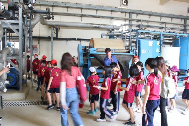 Giáo dục ý thức môi trường cho học sinh qua 'tour' tham quan khu xử lý chất thải - Ảnh 4.
