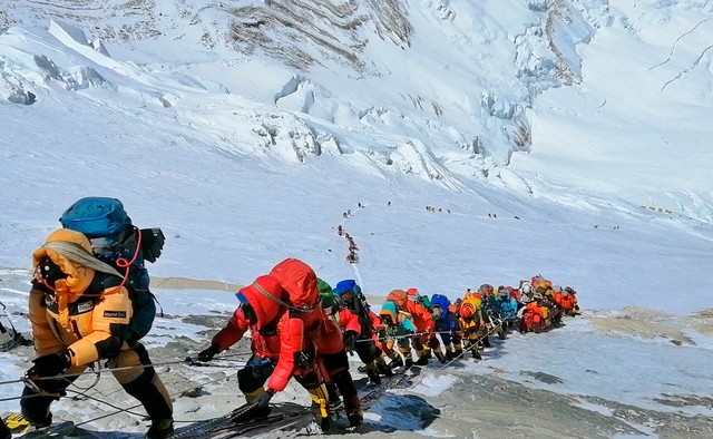 Nhà leo núi lập kỷ lục khi đưa tỉ phú gốc Việt Chính Chu lên đỉnh Everest  - Ảnh 2.