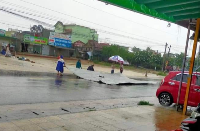 Ninh Thuận: Mưa lớn kèm theo lốc xoáy làm tốc mái nhiều ngôi nhà - Ảnh 1.