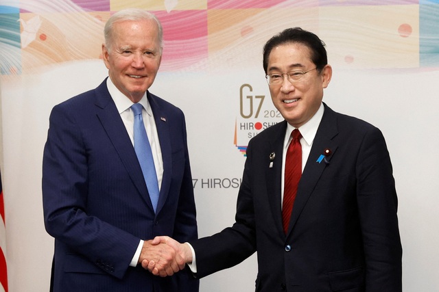 Tổng thống Mỹ gặp thủ tướng Nhật Bản trước thềm hội nghị G7 - Ảnh 1.
