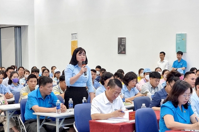 Chủ tịch Hà Nội: Yêu cầu cấp mới phiếu lý lịch tư pháp là 'hành' công nhân - Ảnh 1.