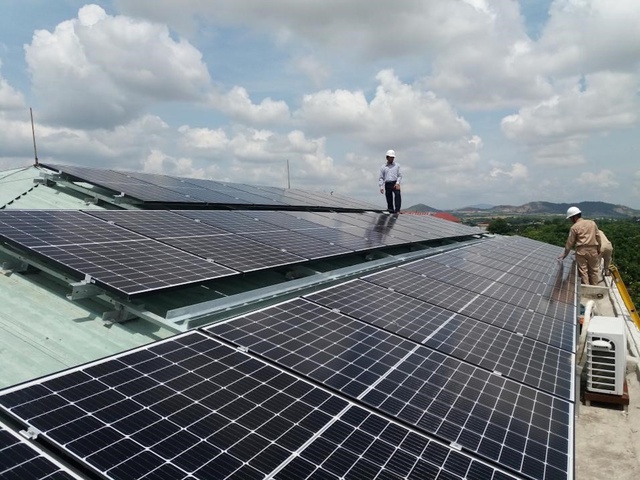 Điện gió, điện mặt trời mang lại tiền tỉ mỗi tháng cho các doanh nghiệp tay ngang - Ảnh 1.