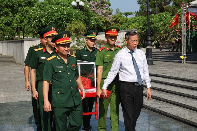 9 liệt sĩ quân tình nguyện Việt Nam hy sinh tại nước Lào về với đất Mẹ - Ảnh 2.