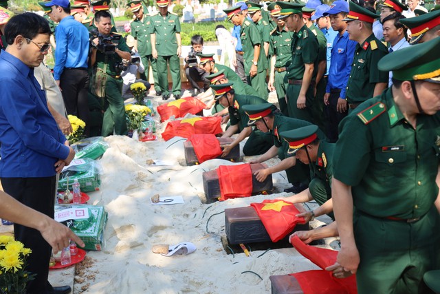 9 liệt sĩ quân tình nguyện Việt Nam hy sinh tại nước Lào về với đất Mẹ - Ảnh 3.