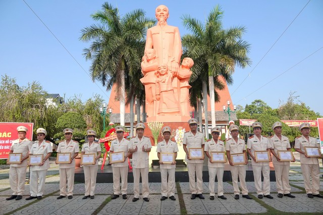 Công an Bình Thuận trao bằng khen của Bộ trưởng tại lễ báo công lên Bác Hồ - Ảnh 2.