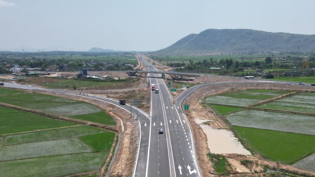 Chính thức vận hành, cao tốc Vĩnh Hảo- Phan Thiết thưa thớt xe cộ lưu thông - Ảnh 9.
