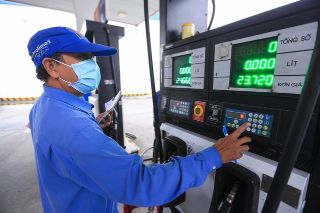 Giá xăng dầu hôm nay 30.6.2023: Đầu tuần sau xăng trong nước được điều chỉnh thế nào? - Ảnh 1.