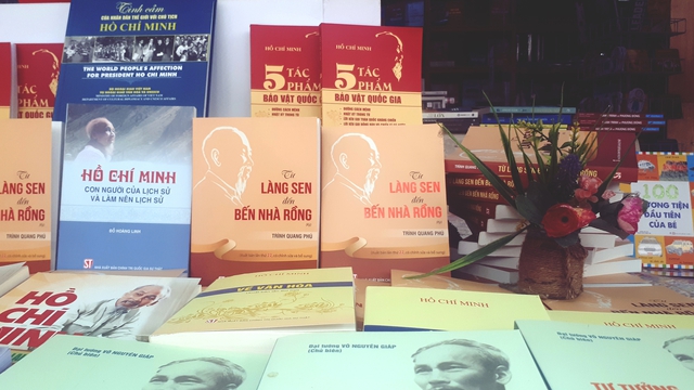 Triển lãm tư liệu, ra mắt sách về cuộc đời của Chủ tịch Hồ Chí Minh - Ảnh 4.