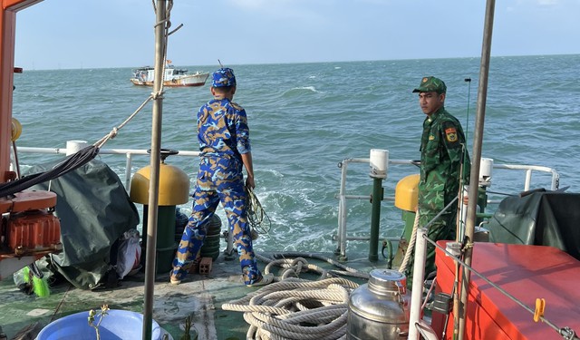 Biên phòng Kiên Giang cứu 9 thuyền viên gặp nạn trên biển khi làm nhiệm vụ  - Ảnh 1.