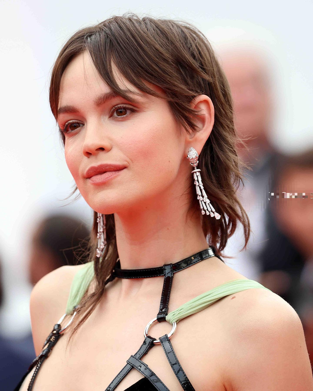Bắt trend tóc mái ngố từ liên hoan phim Cannes 2023 - Ảnh 6.